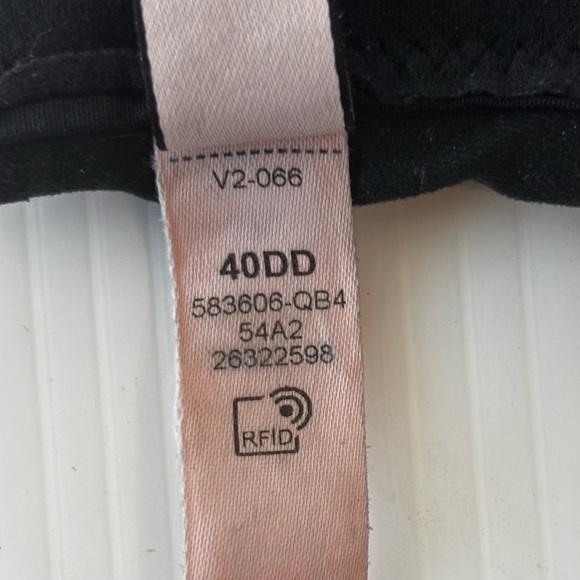 Victoria's Secret Bra Body By Victoria Lined Perfect Coverage Black 40DD - Picture 9 of 10